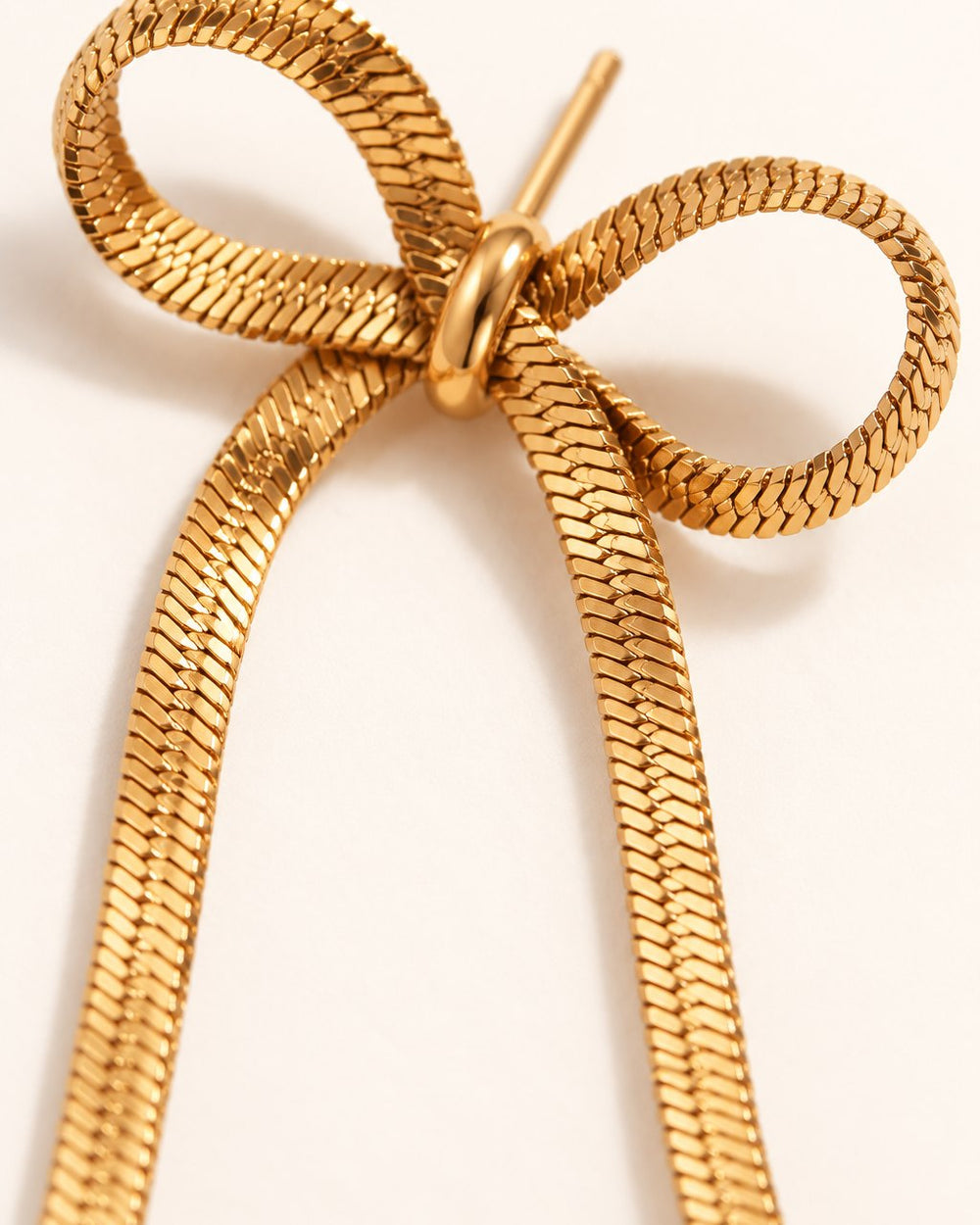 Close-up of the flat chain texture and the small band at the centre of the bow