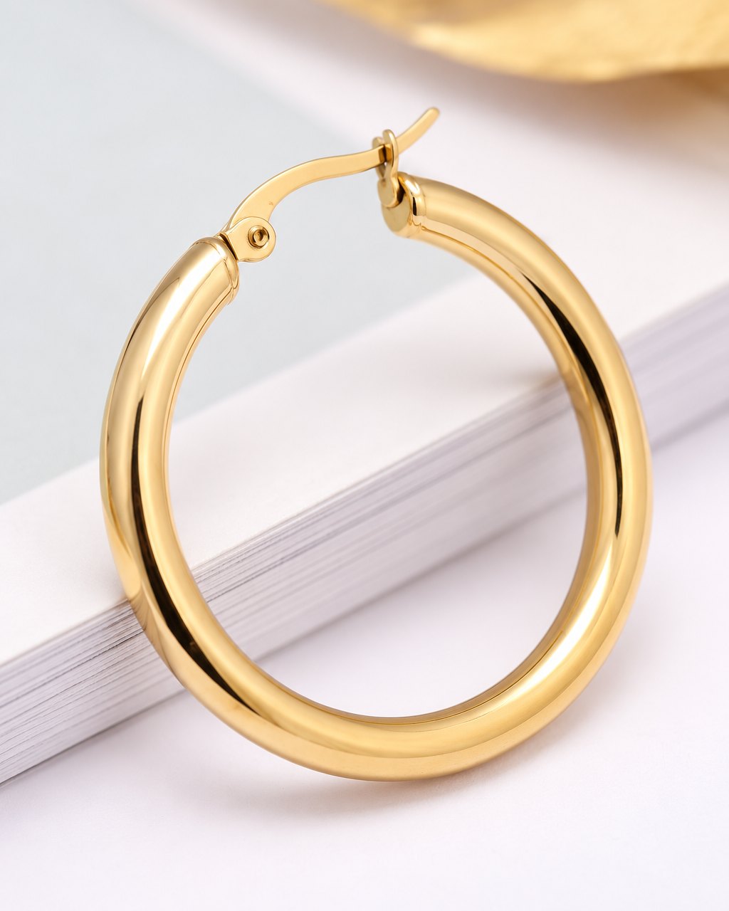 Close-up of the smooth, glossy hoop tube and its hinged click post